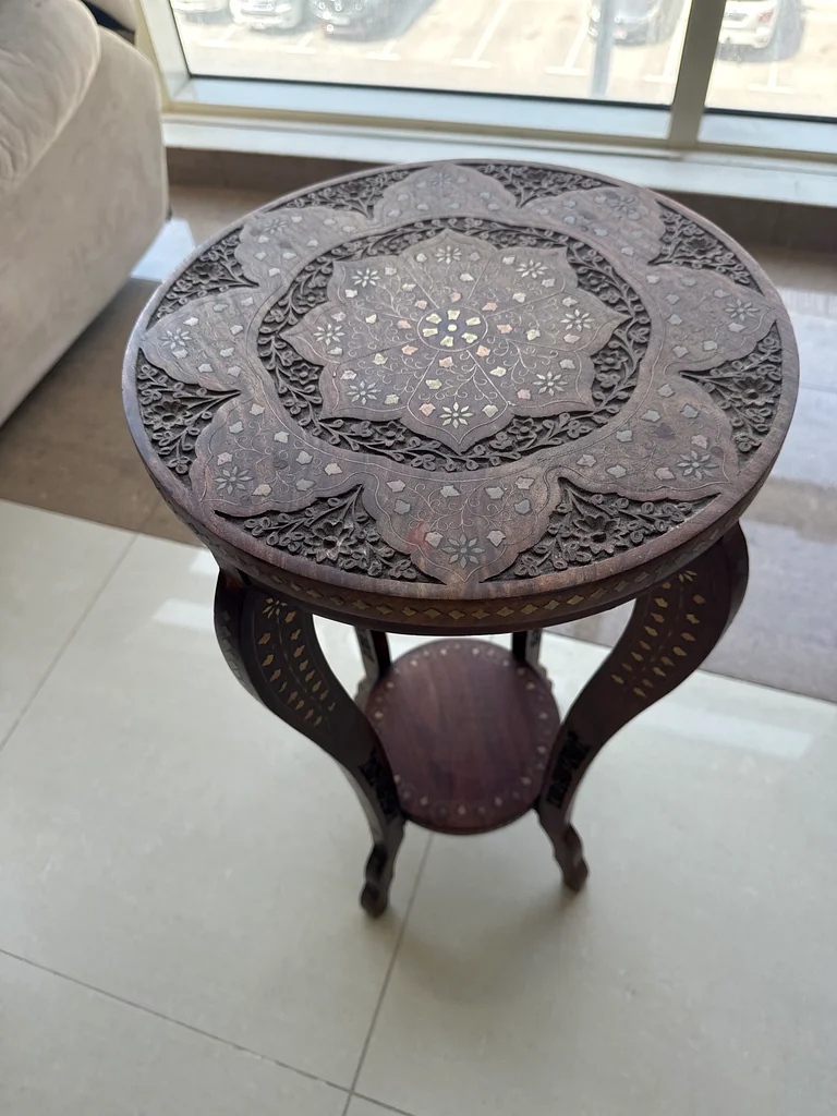 طاولة خشبية قديمة من الخشب الصلب ومنحوتة بشكل عالٍ63191601575425114