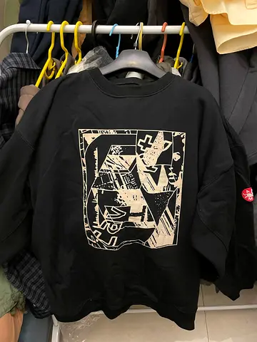 Stylish Graphic Sweatshirt for Casual Wear!SIZE-M