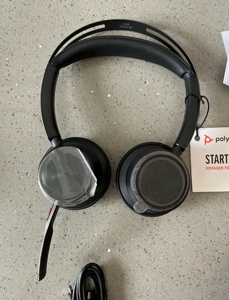 Poly - Voyager  Focus 2 UC USB-A W/Stand Bluetooth Headset63256064485121113