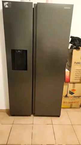 Samsung Friage freezer side by side with Auto Ice maker water dispenser