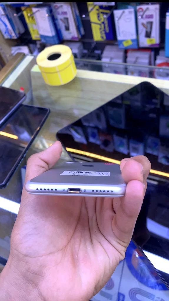 iPhone 763215875571458113