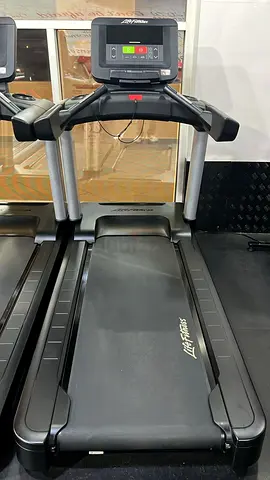 High-Performance Life Fitness Treadmill !