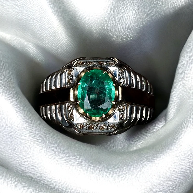 For sale, the most beautiful natural emerald ring with diamonds63231693971330110