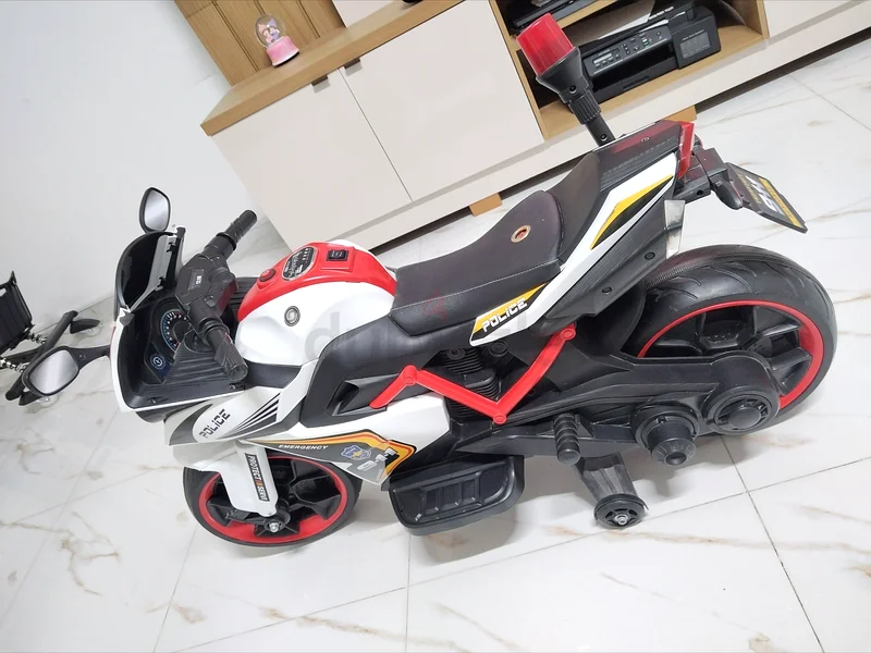 يلعب الأطفال بالدراجة63207891686530112