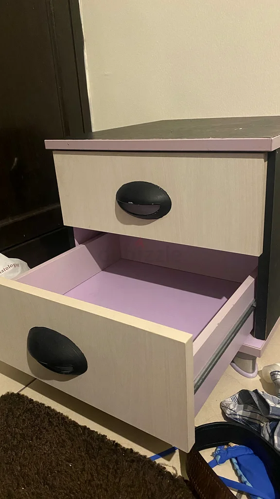 طاولة السرير63179386660995111