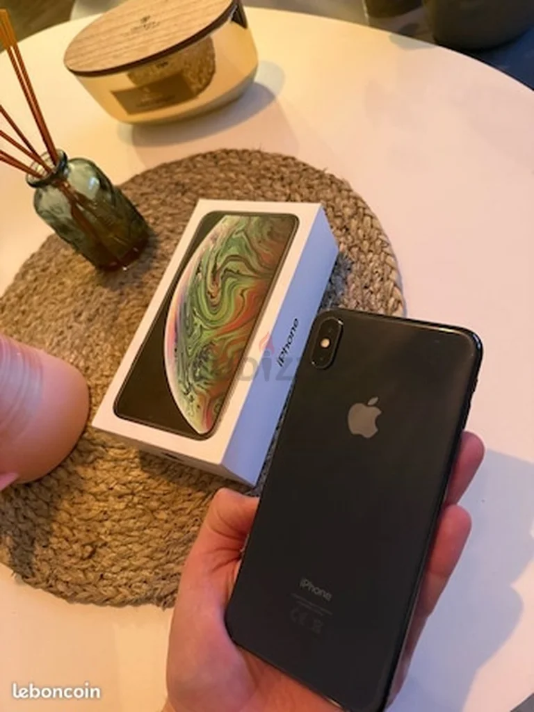 هاتف XS الأصلي بسعة 64 جيجا بايت مع إكسسواراته في حالة ممتازة62929661084417112