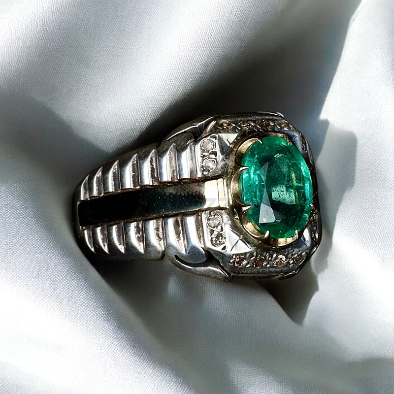 For sale, the most beautiful natural emerald ring with diamonds63231693971330111