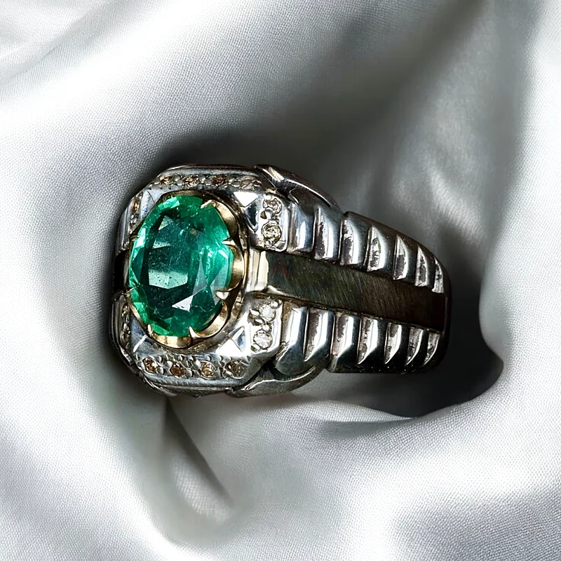 For sale, the most beautiful natural emerald ring with diamonds63231693971330112