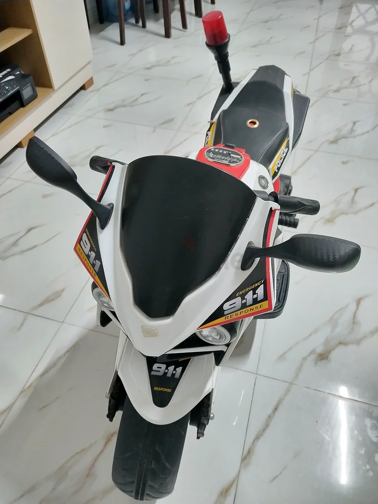 يلعب الأطفال بالدراجة63207891686530111