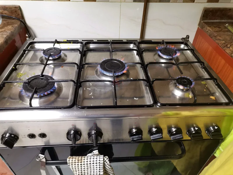 gas stove63168524836354112