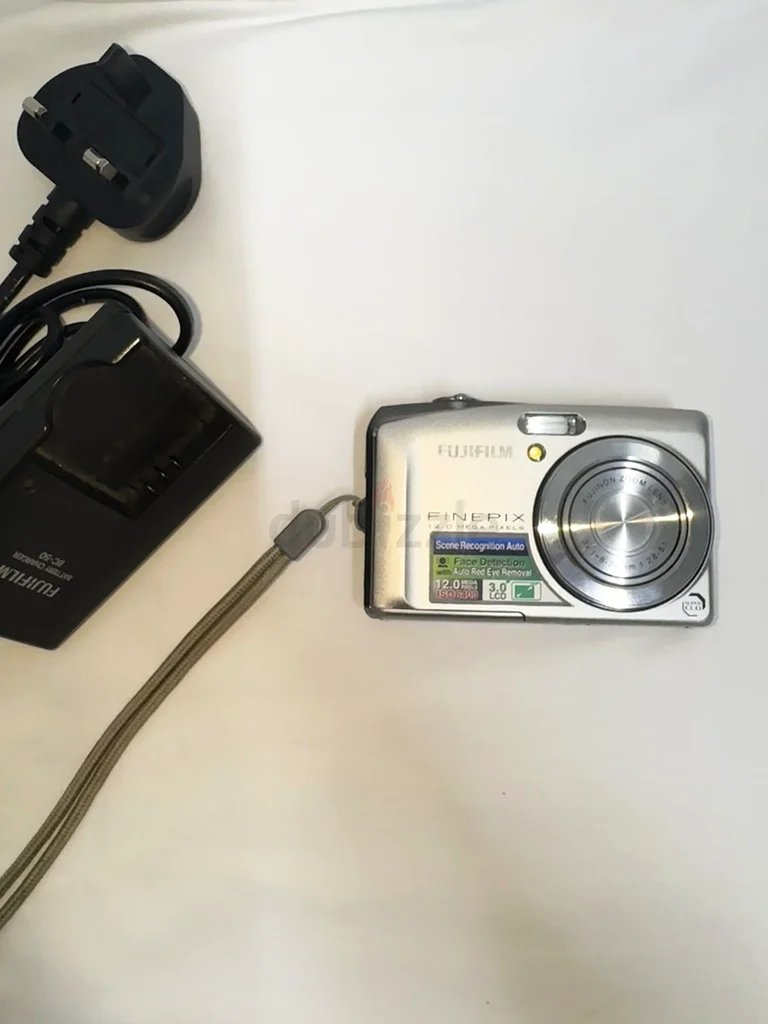 كاميرا FUJIFILM FinePix F50fd فضية63236125136259111