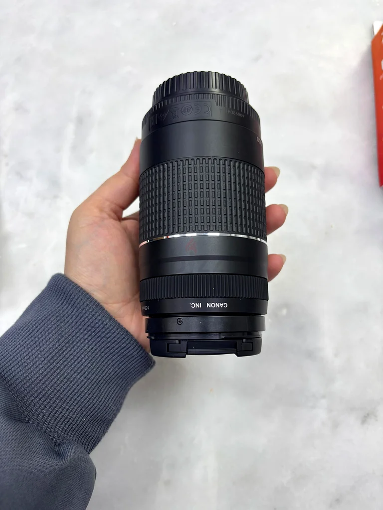 canon camera with lights63233635682307112