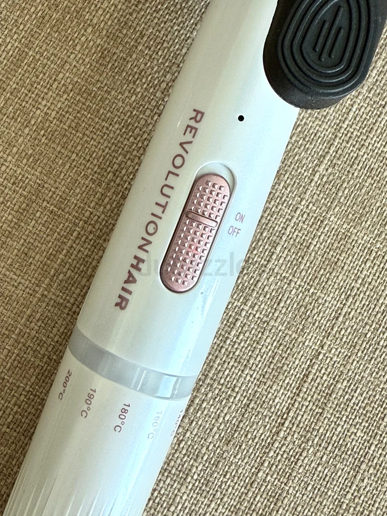 Elevate Your Hair Game with This Triple Barrel Hair Curler!63243188562305111