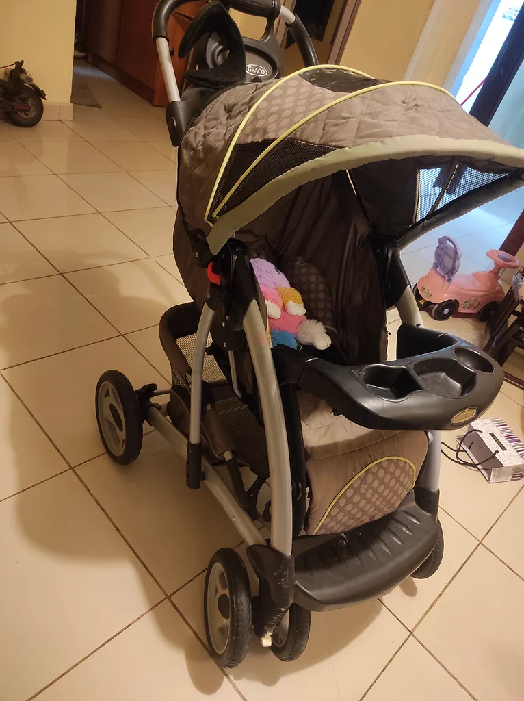 عربة أطفال مع مقعد سيارة.632048661154581123