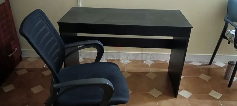 Table and chair631793842192671114
