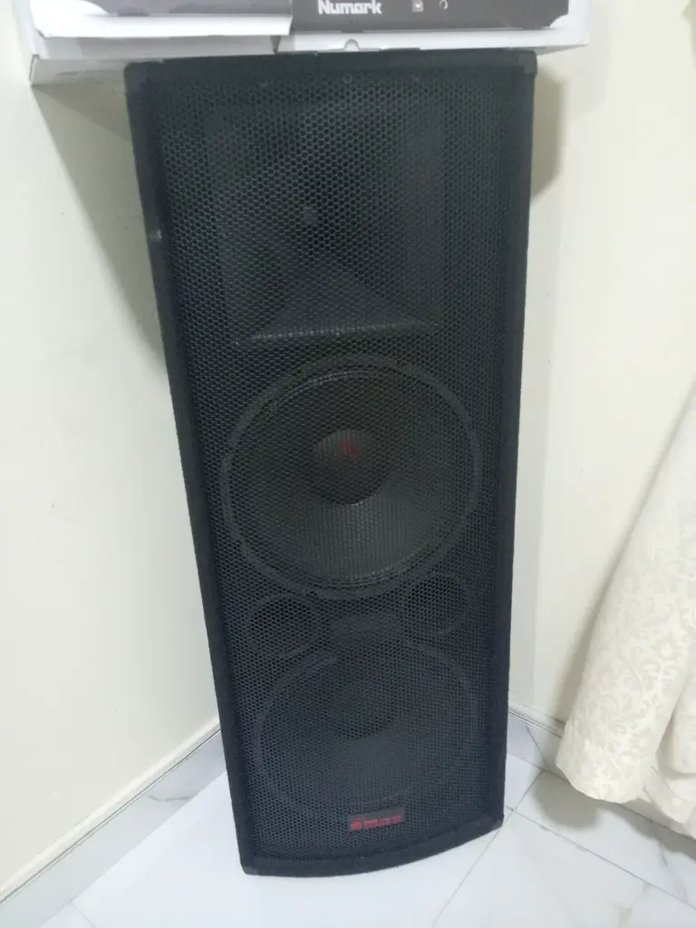Dj controller and speakers63229681145345113