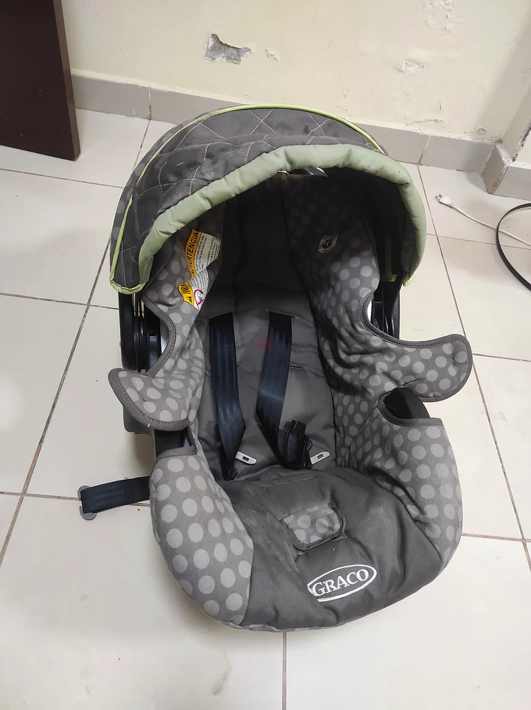 عربة أطفال مع مقعد سيارة.63204866115458114