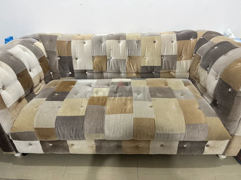 2 sofas with a coffee table63217331774337111