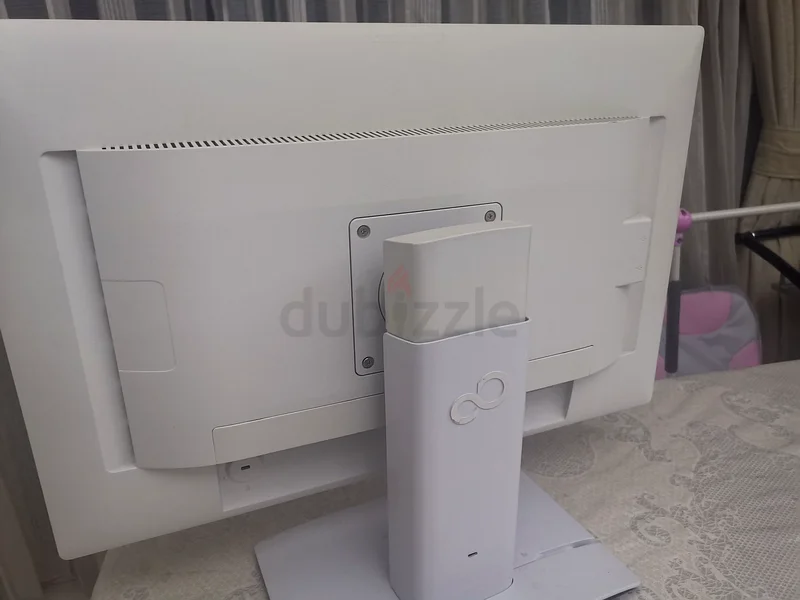 شاشة LED بحجم 24 بوصة، مستعملة، ماركة فوجيتسو63256599313665114