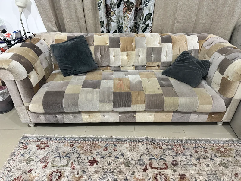 أريكتان مع طاولة قهوة632173317743371119