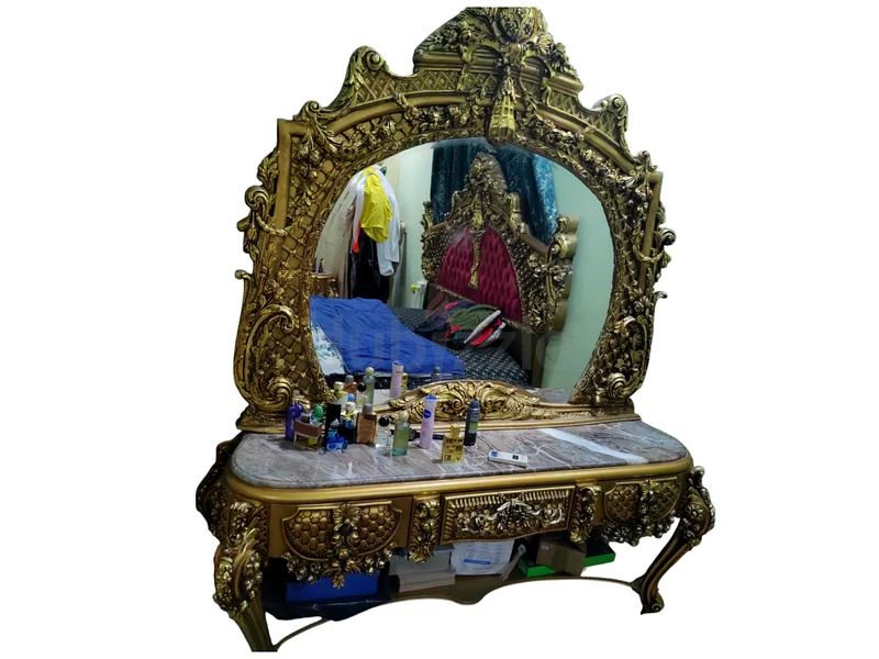 سرير مصري ذهبي جميل مع 3 طاولات جانبية وطاولة تلبيس63207893618819112