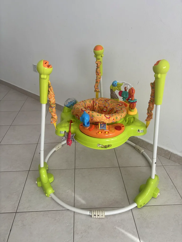 طفل يقفز63206388864771111
