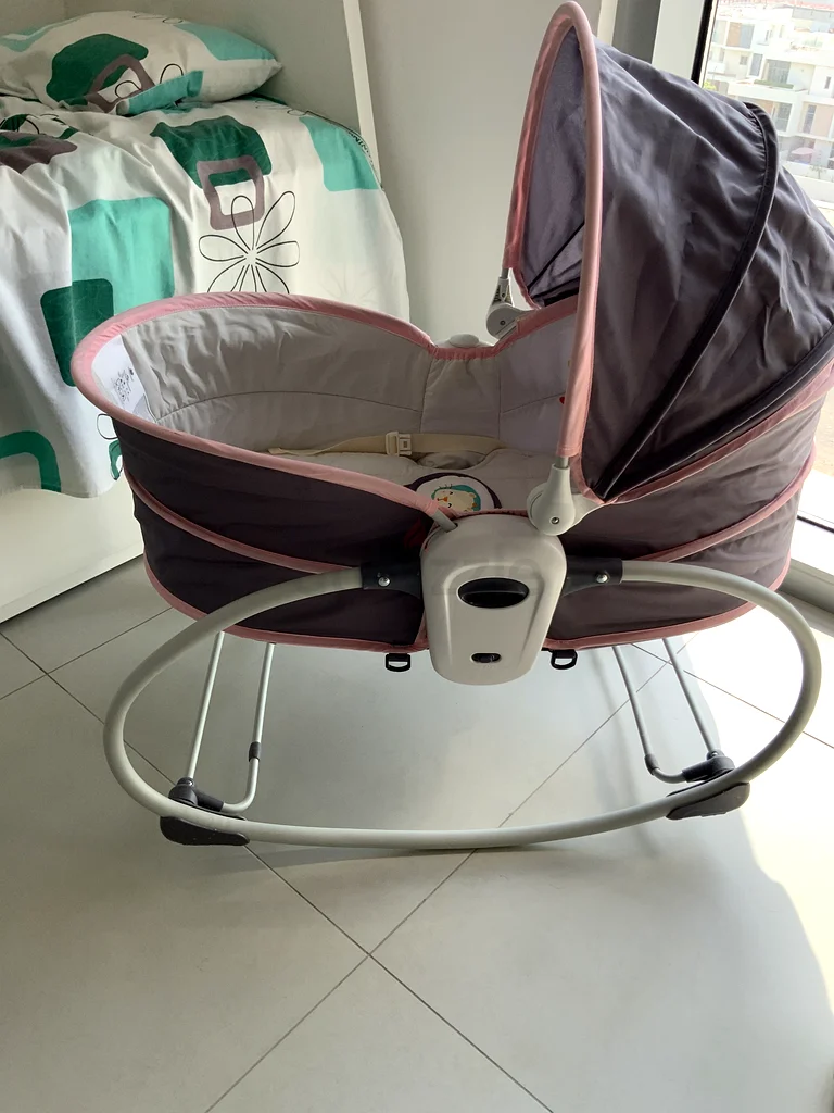 للبيع - سرير رضيع به حركة اهتزازية وموسيقى.63175285710466111