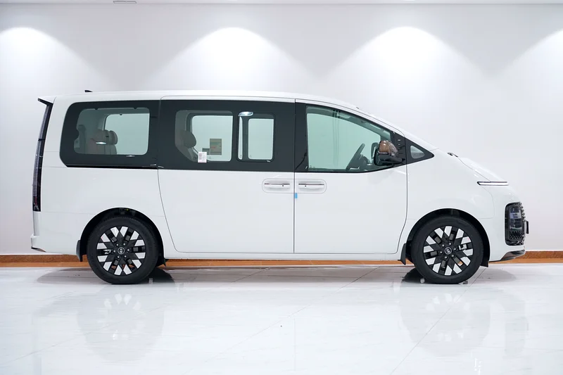 Brand New 2025 Hyundai Staria 3.5L V6 Luxury | 7-Seater MPV | AED 209,00063169913550210111