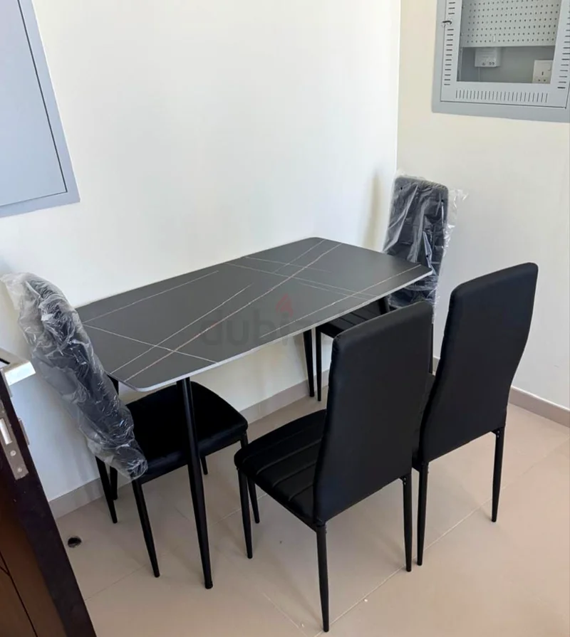 طاولة طعام جديدة بالكامل مع أربعة كراسي متوفرة63216829719555110