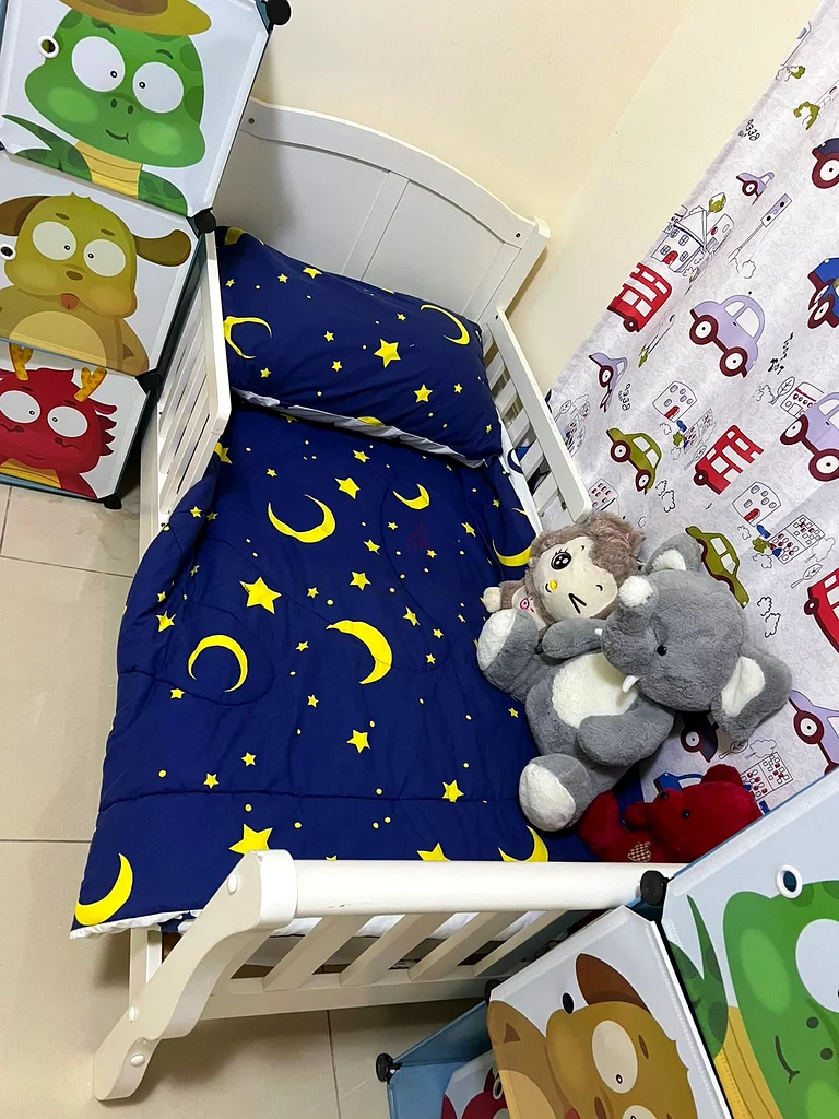 سرير أطفال من بيبي شوب مع مرتبة وطقم لحاف63207398766337111