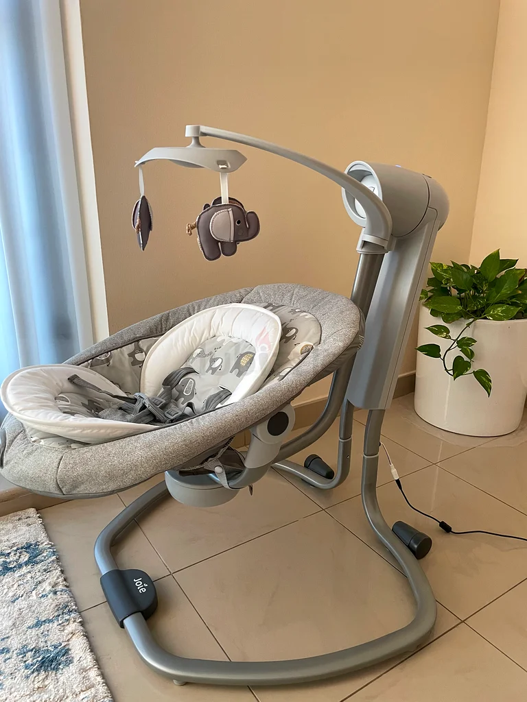 Baby Swing/ bouncer, Brand Joie. As good as new63204858358531111