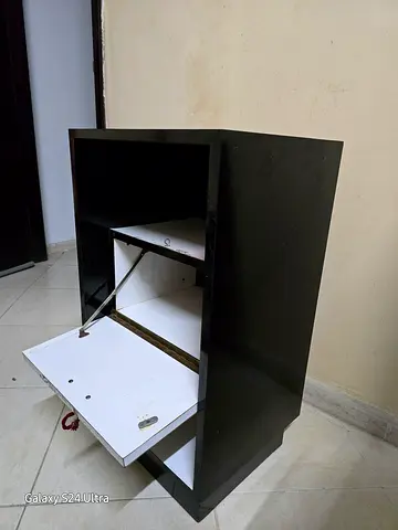 Side table Sleek Black Modern Nightstand - Perfect for Your Bedroom