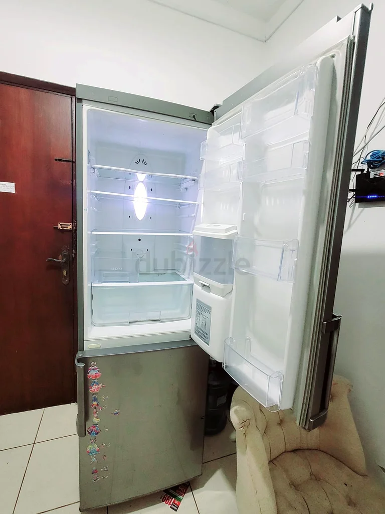 ثلاجة كبيرة من إل جي مع موزع63253485127427111