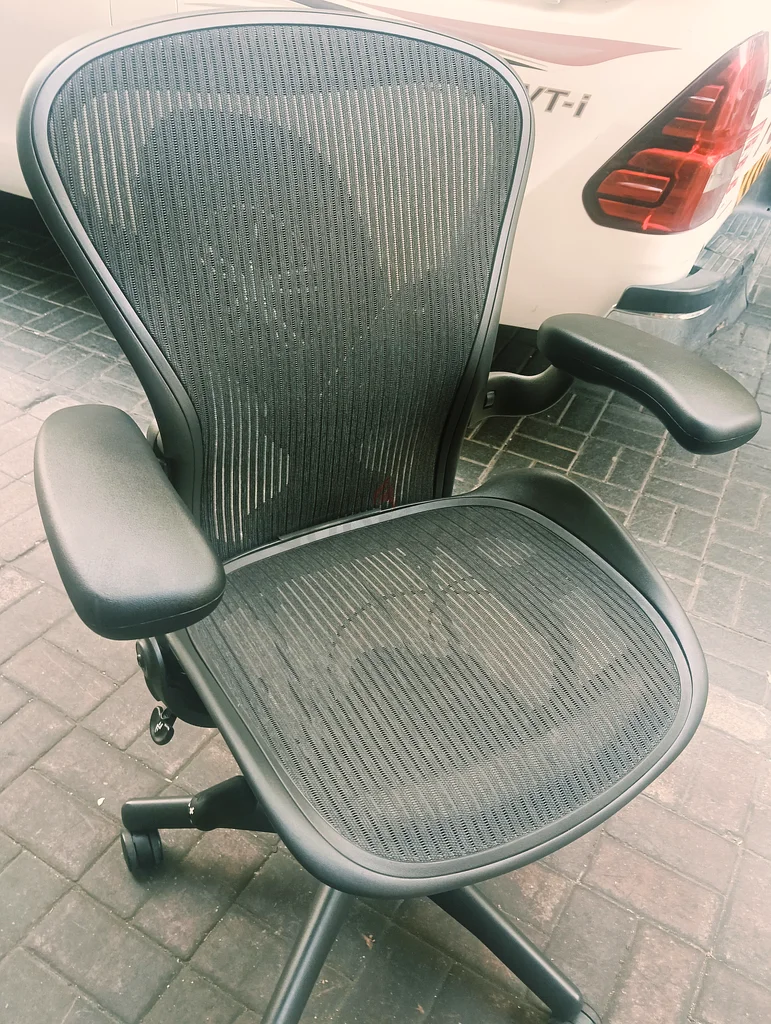 Herman Miller Aeron chair63219348815106114