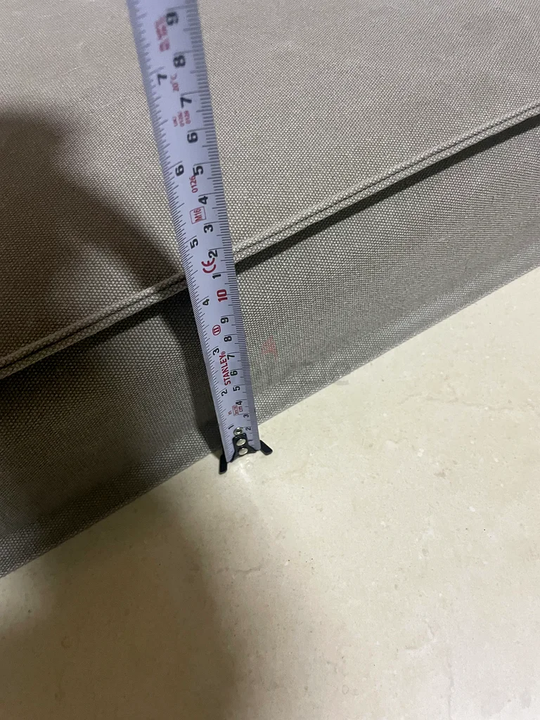 كلب ينام على فراش63233130764802113