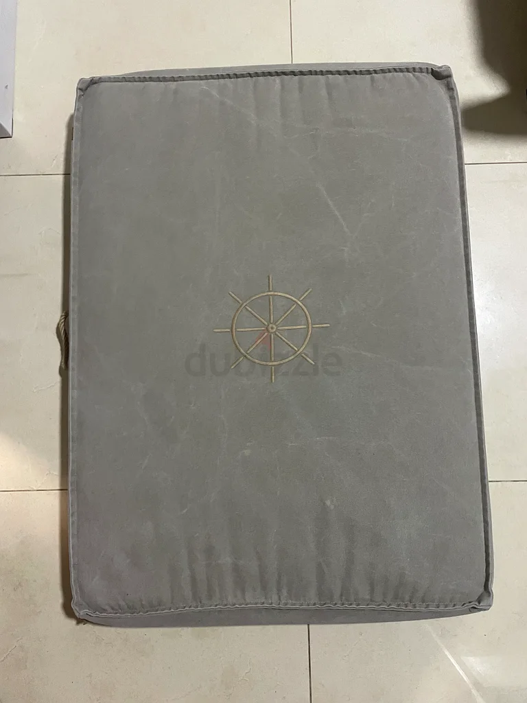 كلب ينام على فراش632331307648021117