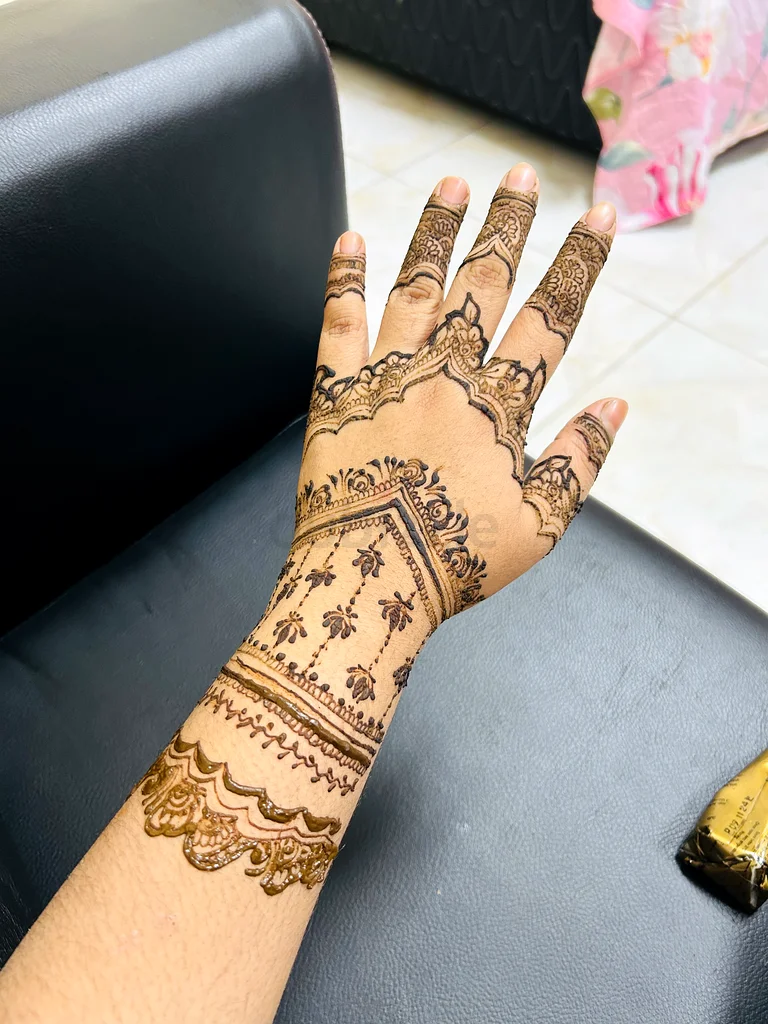 Henna service at your homes63188188750209114