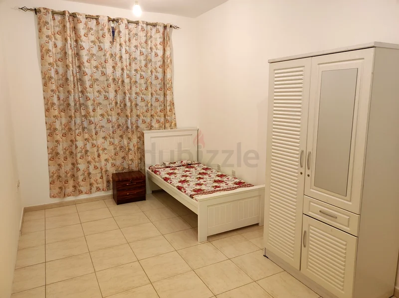 غرفة مفروشة متاحة للرجال العزاب من ذوي المناصب الإدارية633143604907531116