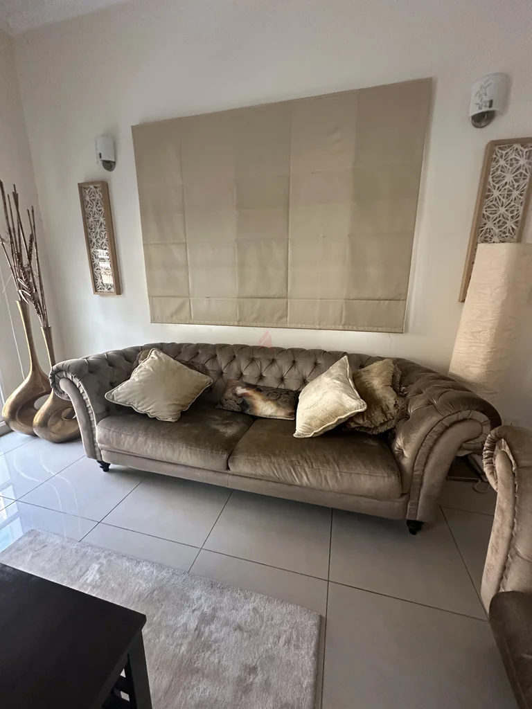 غرفة معيشة THE ONE معروضة للبيع62864708174978111