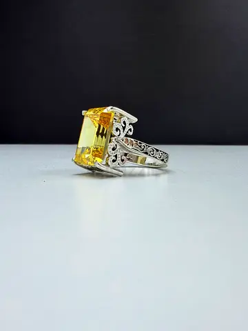 حجر زاركون نمساوي اصفر فخم - Luxury yellow Austrian zircon stone.