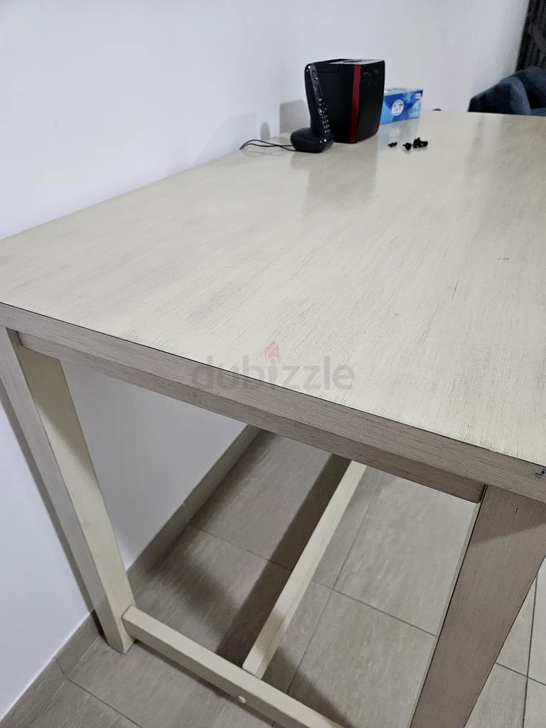 طاولة البار63178438093825113