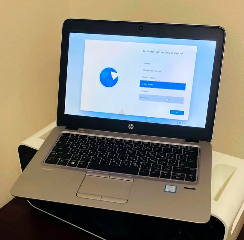 حاسوب إتش بي إيليت بوك 820 جي 3، معالج إنتل آي5 الجيل السادس، ذاكرة وصول عشوائي سعة 4 غيغابايت، ومحرك أقراص صلب ذو حالة صلبة سعة 128 غيغابايت (مستخدم، كأنه جديد)