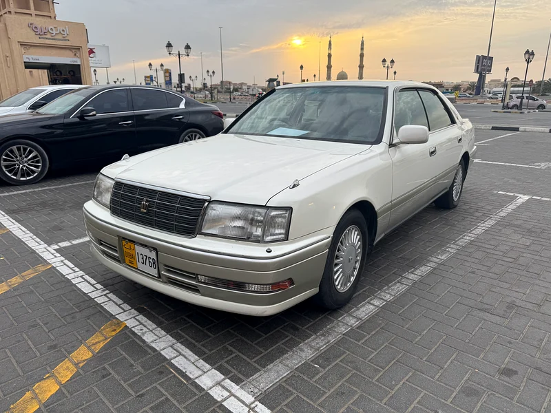 تويوتا كراون كلاسيك 1995 مع سيارة كلاسيكية لم يتم تجديدها، مستوردة من اليابان63167094726018111