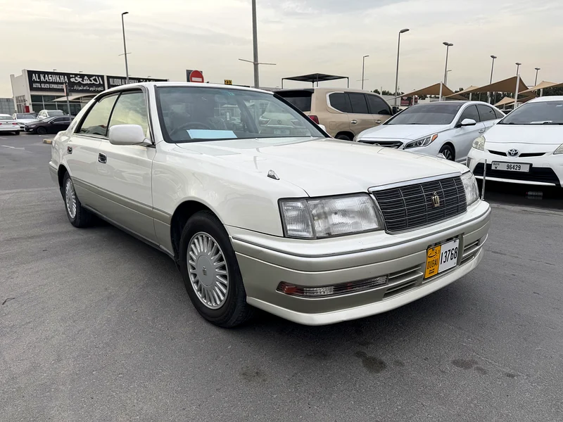 تويوتا كراون كلاسيك 1995 مع سيارة كلاسيكية لم يتم تجديدها، مستوردة من اليابان631670947260181112