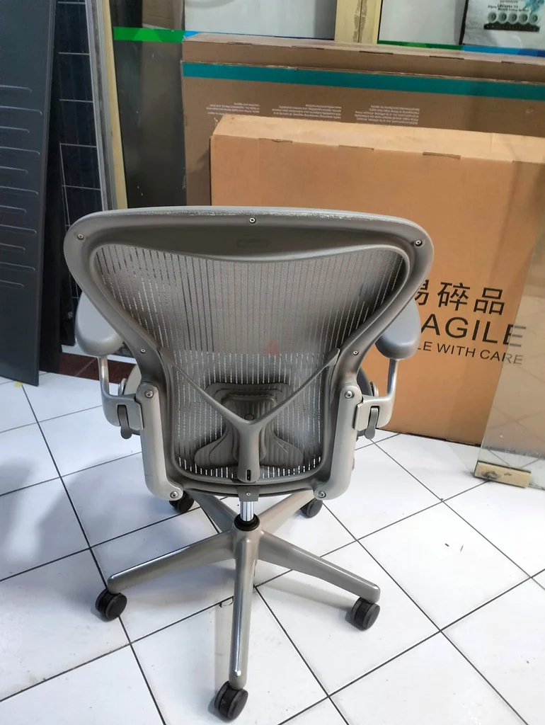 I am selling Herman Miller Aeron chair.size B63219348786819113