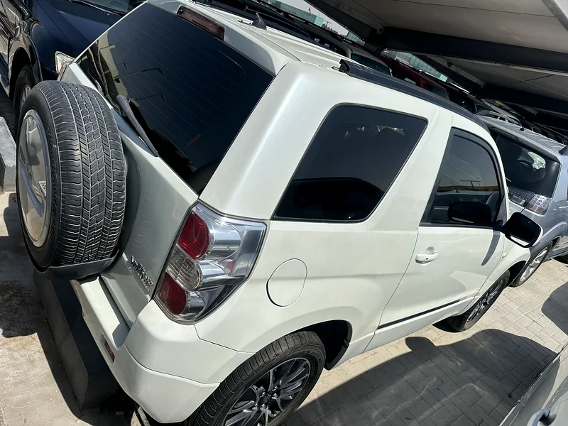 Suzuki Vitara 2010 white color 2 does GCzc calen car63175260555009111
