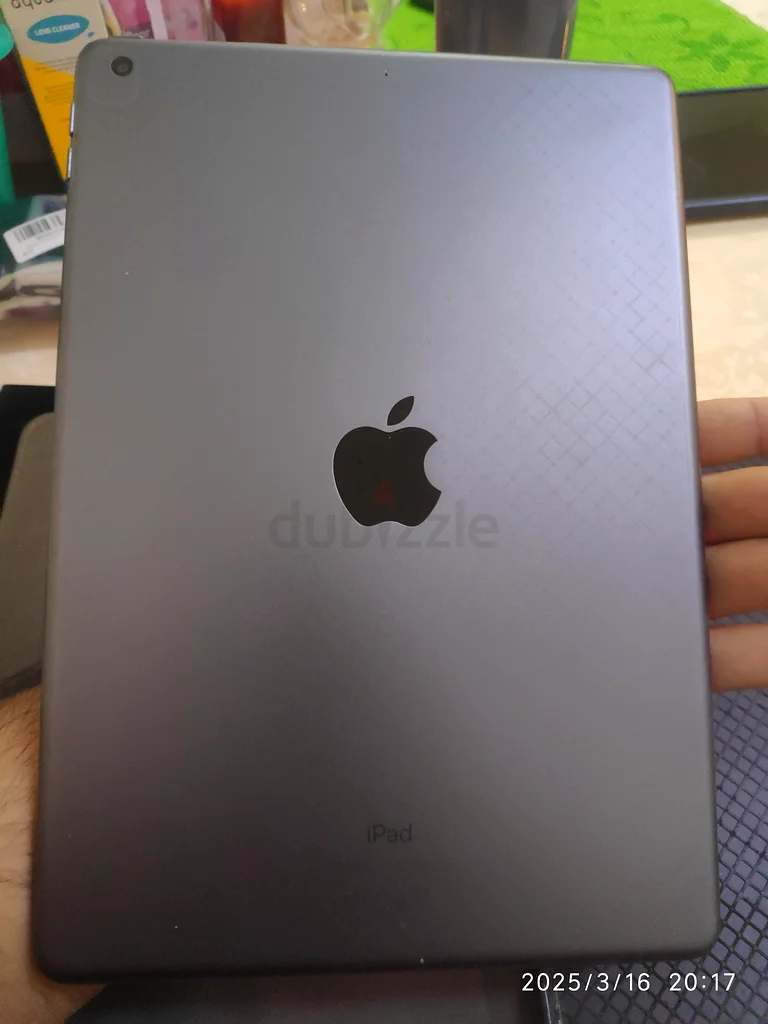 آبل آيباد (الموديل A2270) بحالة ممتازة. صغير الحجم وقوي. للبيع!63214896470147112