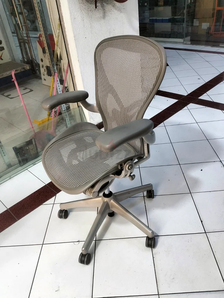 I am selling Herman Miller Aeron chair.size B63219348786819111
