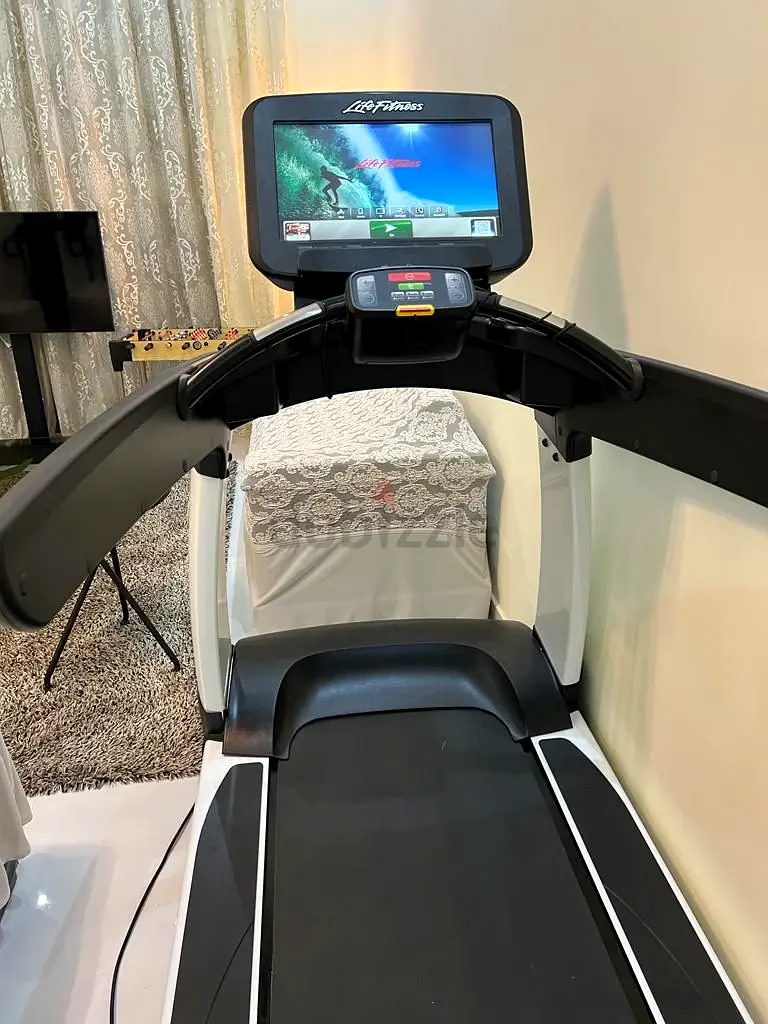 Life Fitness Treadmill (Discover SE3HD) - Top Condition, Like New!