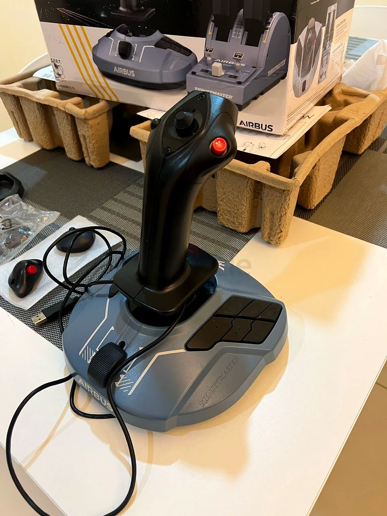 ThrustMaster Tca Sidestick Airbus Edition + Logitech Extreme 3D Pro Precision Joystick63173866595585111